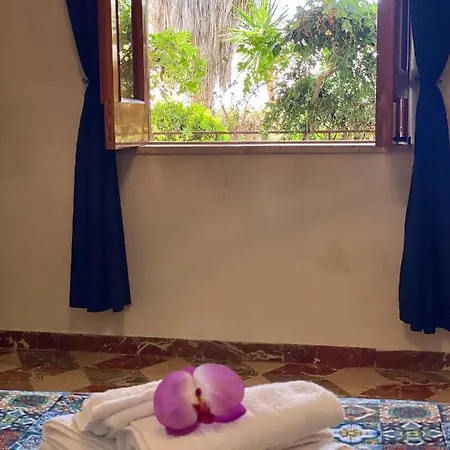 La Casa Dei Bouganville Lo Stagnone Дом отдыха *